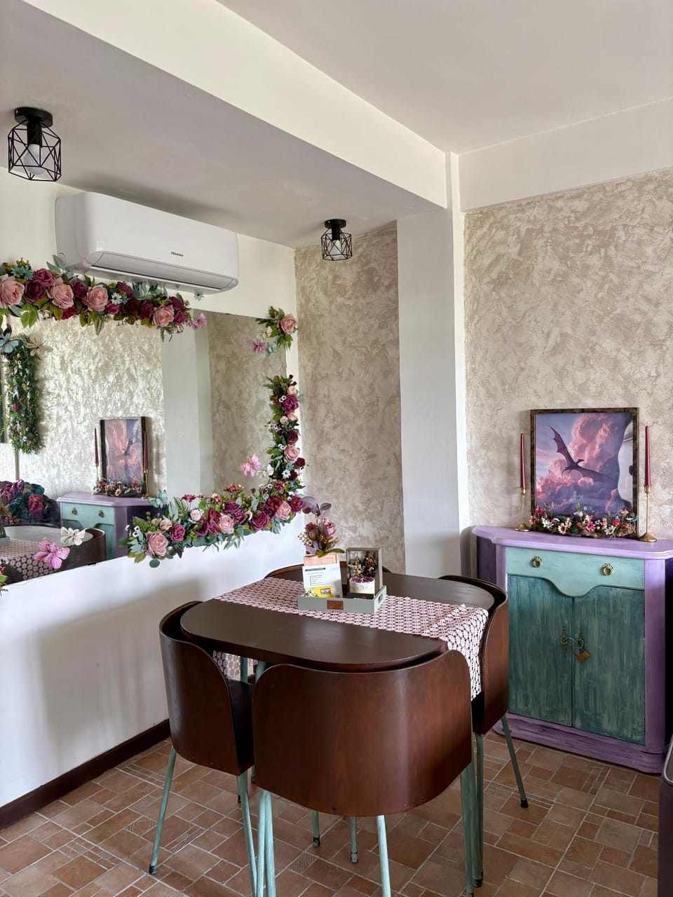 Living room, Seating area, Evening entertainment