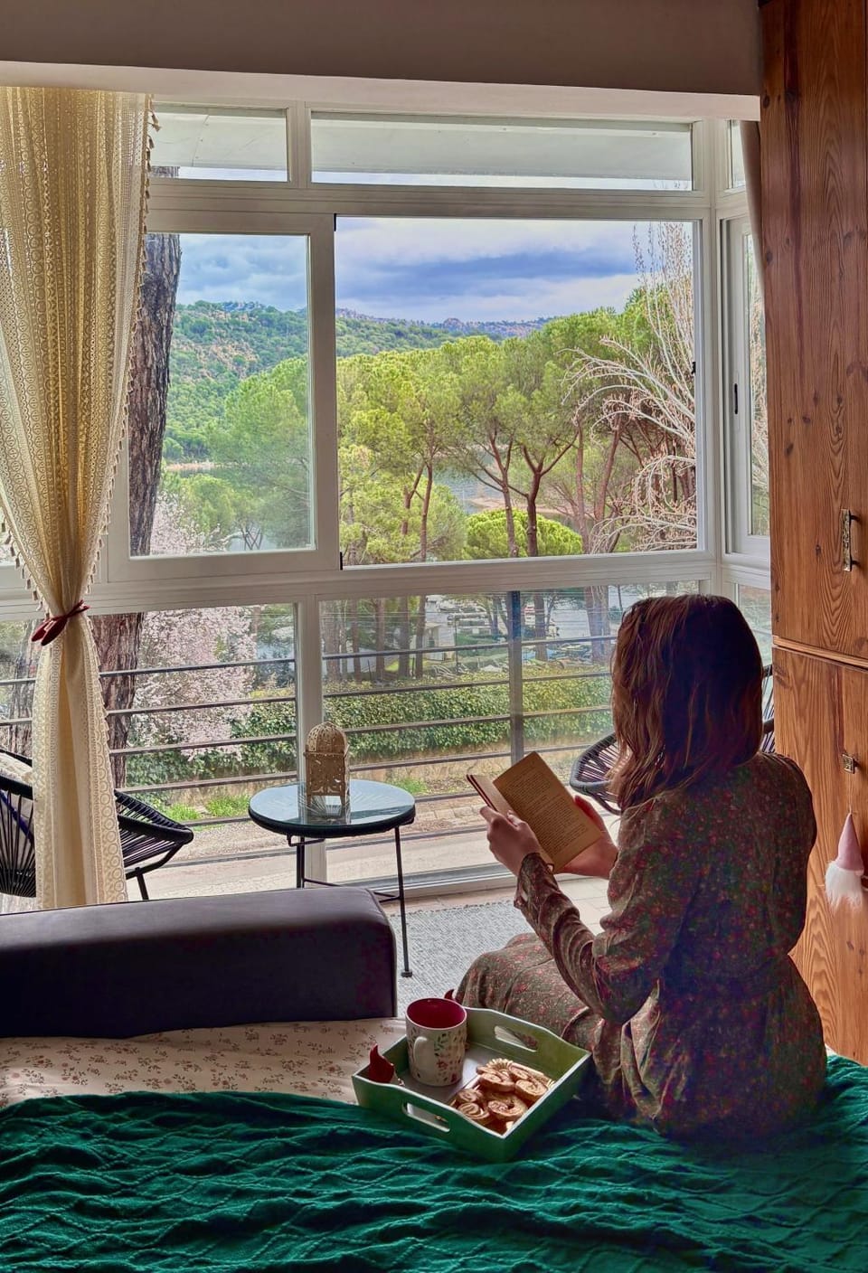 Bed, People, View (from property/room), Balcony/Terrace, Living room, Food and drinks, Bedroom
