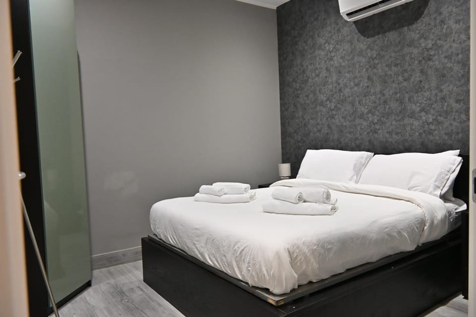Bedroom, wardrobe, air conditioner