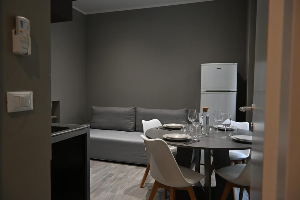 Communal lounge/ TV room, Dining area, air conditioner