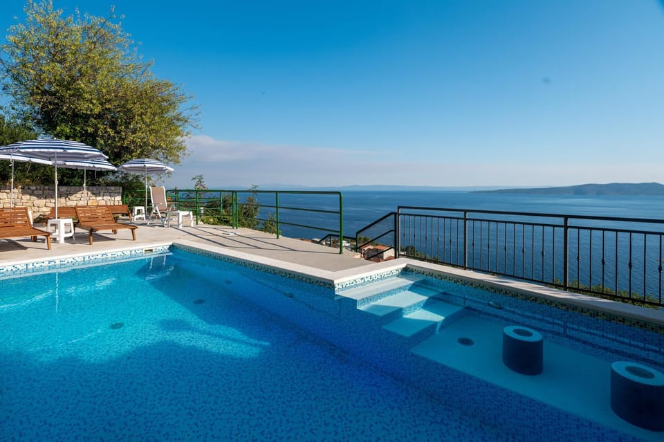 Sea view, Swimming pool, sunbed