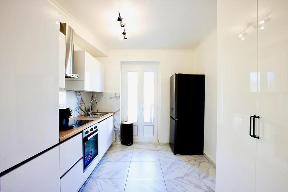 Kitchen or kitchenette, minibar, oven, stove