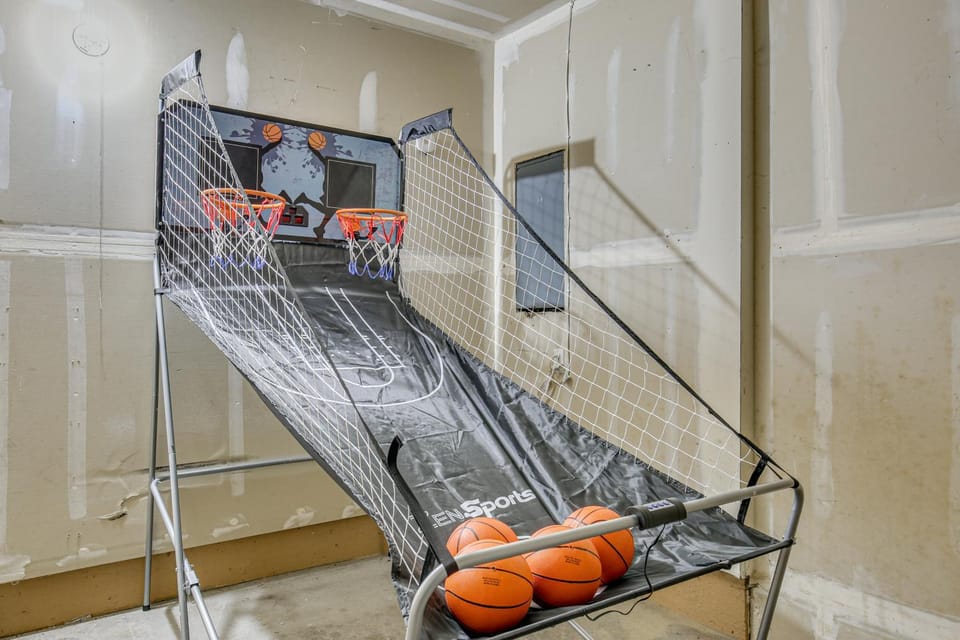 Willamette Wine Country Stay! Walk to Rainbow Lake House in Eugene