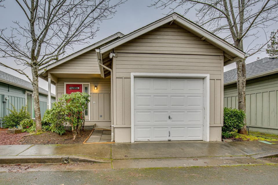 Willamette Wine Country Stay! Walk to Rainbow Lake House in Eugene