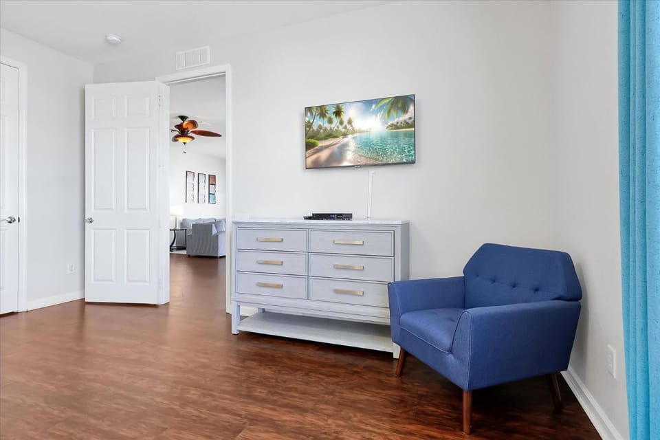 TV and multimedia, Seating area, Bedroom, furniture