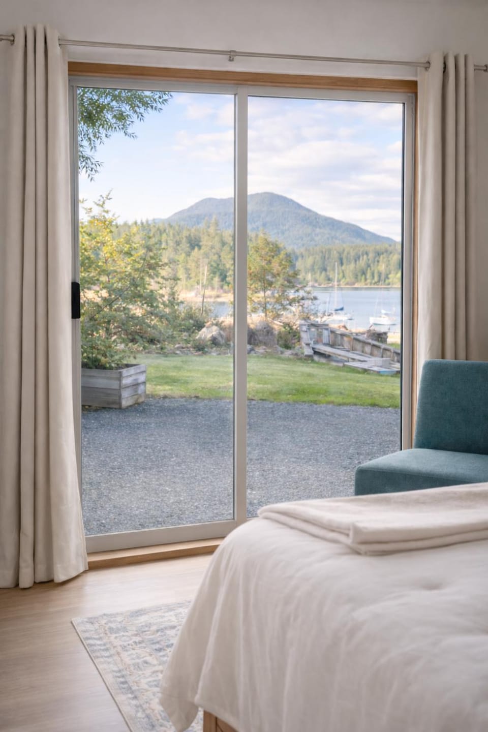 Bedroom, Mountain view