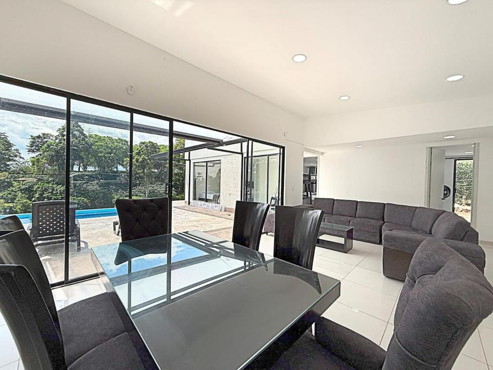 Dining area, Pool view