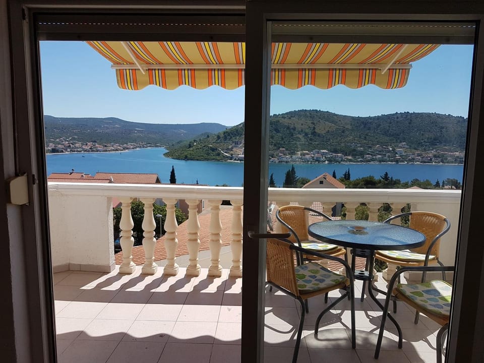 Day, View (from property/room), Balcony/Terrace, Seating area, Sea view