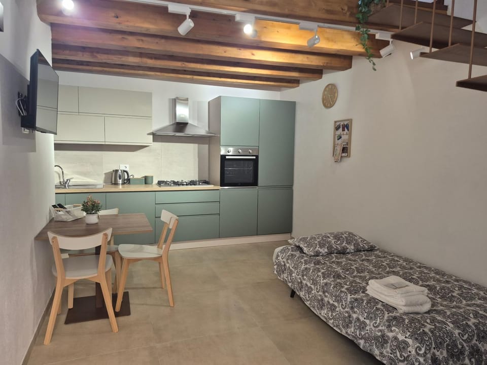 Bed, TV and multimedia, Kitchen or kitchenette, Living room, Photo of the whole room, Dining area, oven, stove