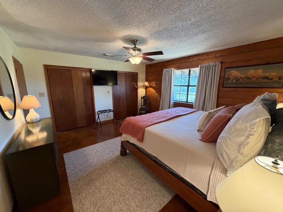 The Piney Woods Cabin Cabin in Nacogdoches