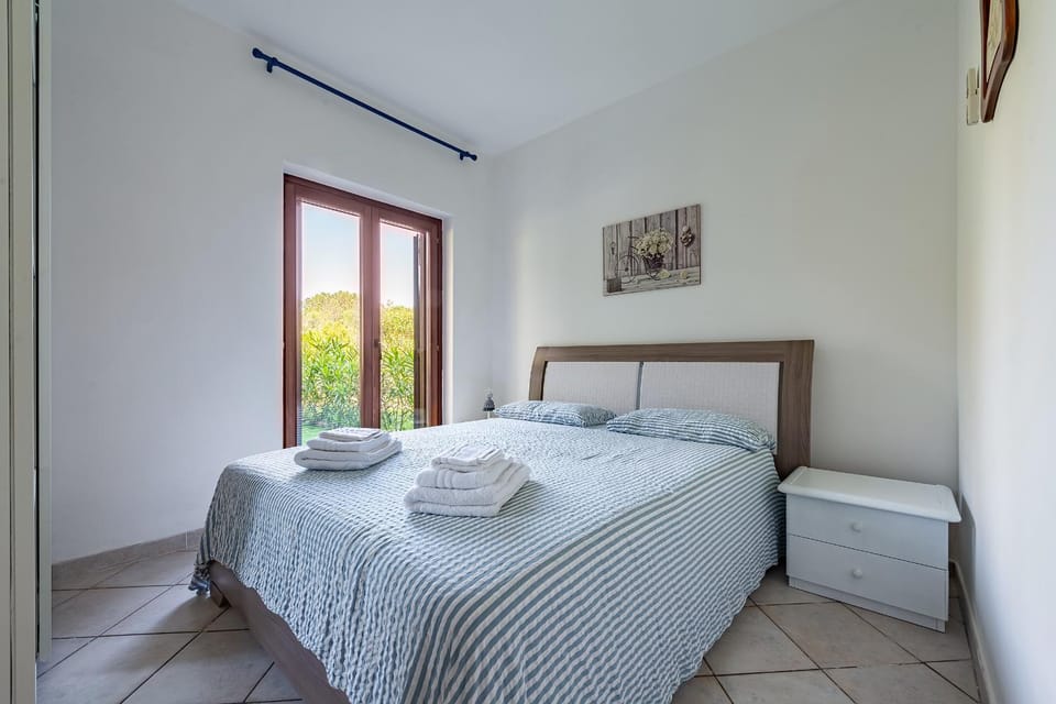 Bed, Photo of the whole room, Decorative detail, Bedroom, Inner courtyard view, towels, wardrobe