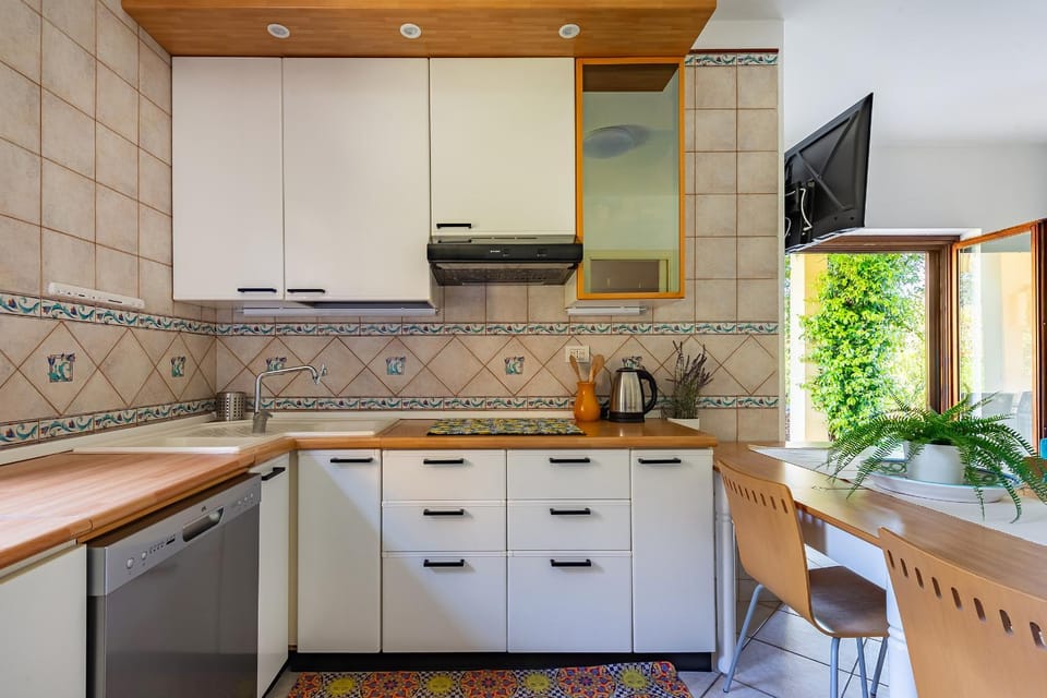 TV and multimedia, Coffee/tea facilities, Kitchen or kitchenette, Dining area, dishwasher, kitchen