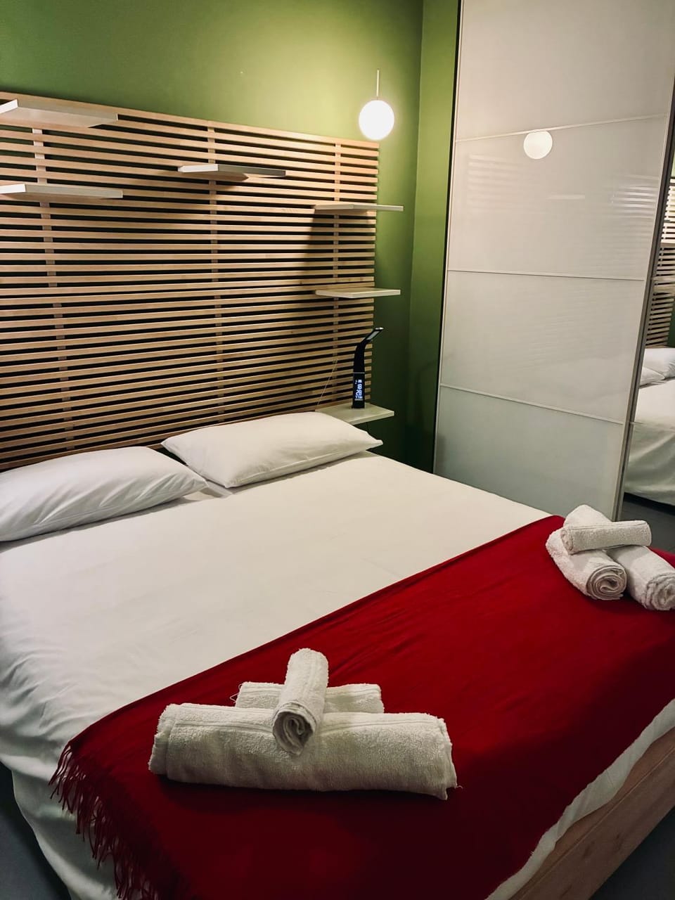 Bed, Bedroom, towels