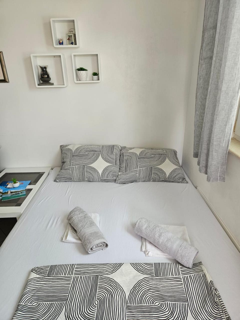 Bed, towels