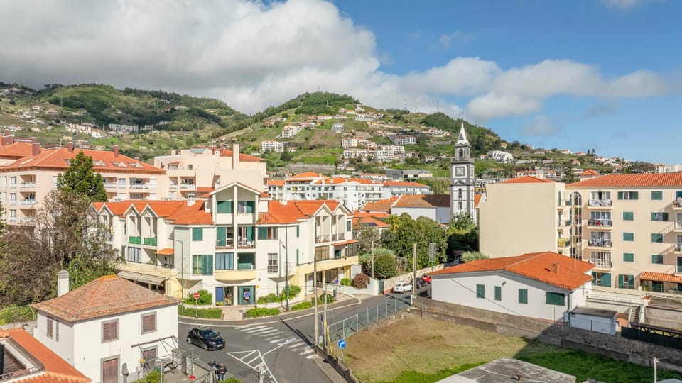 Property building, Nearby landmark, Neighbourhood