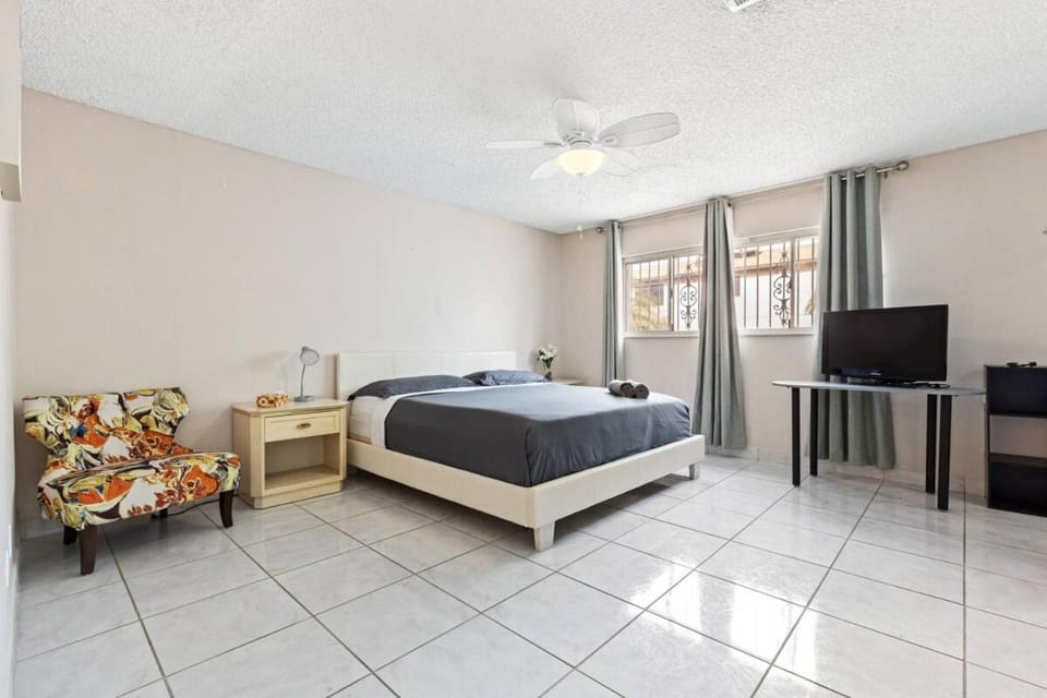 NEW 5BR Home Pool BBQ 8 min to Strip House in Spring Valley