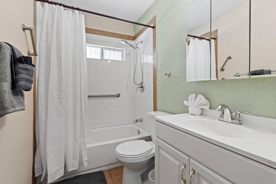 NEW 5BR Home Pool BBQ 8 min to Strip House in Spring Valley