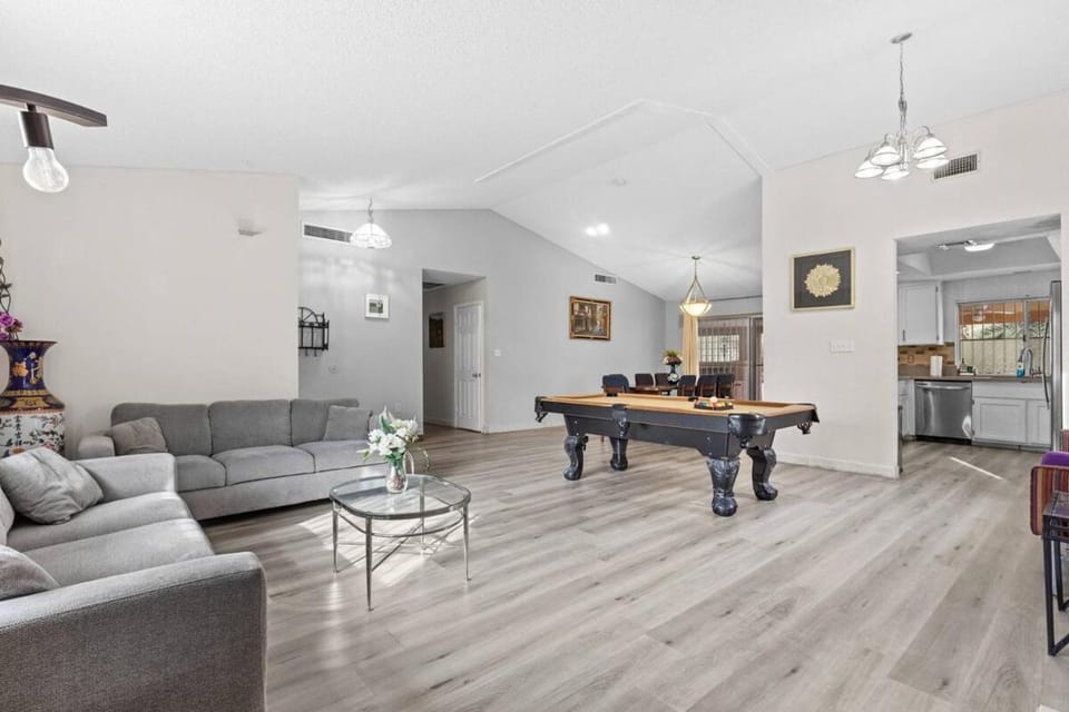 NEW 5BR Home Pool BBQ 8 min to Strip House in Spring Valley