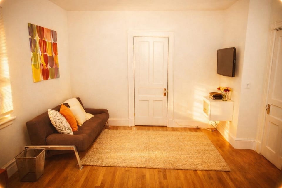 Superior Queen Bed & Fulton Bed Vacation rental in Mount Vernon