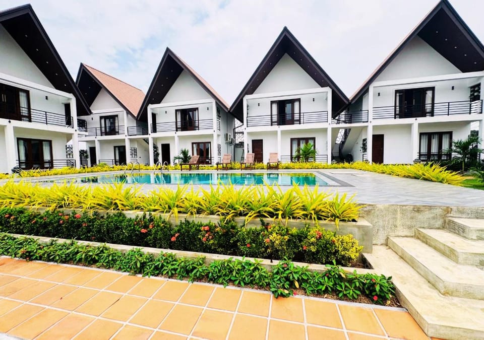 Property building, Pool view, Pool view, Swimming pool