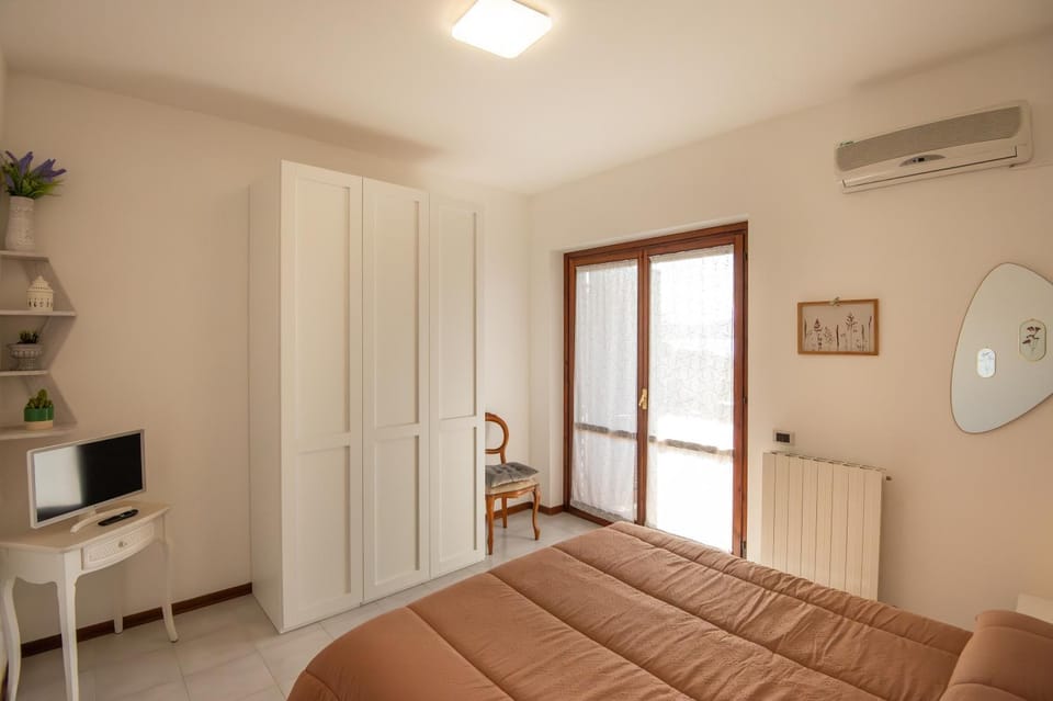 Bed, TV and multimedia, Bedroom, heating, wardrobe, air conditioner