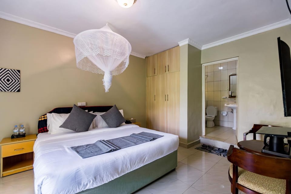 Bed, TV and multimedia, Living room, Photo of the whole room, Seating area, Bedroom