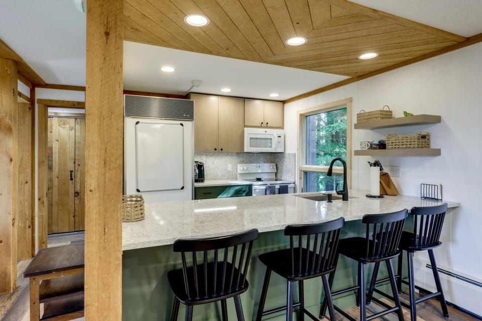Resort-Style Community! Quechee Chalet w/ Deck House in Quechee