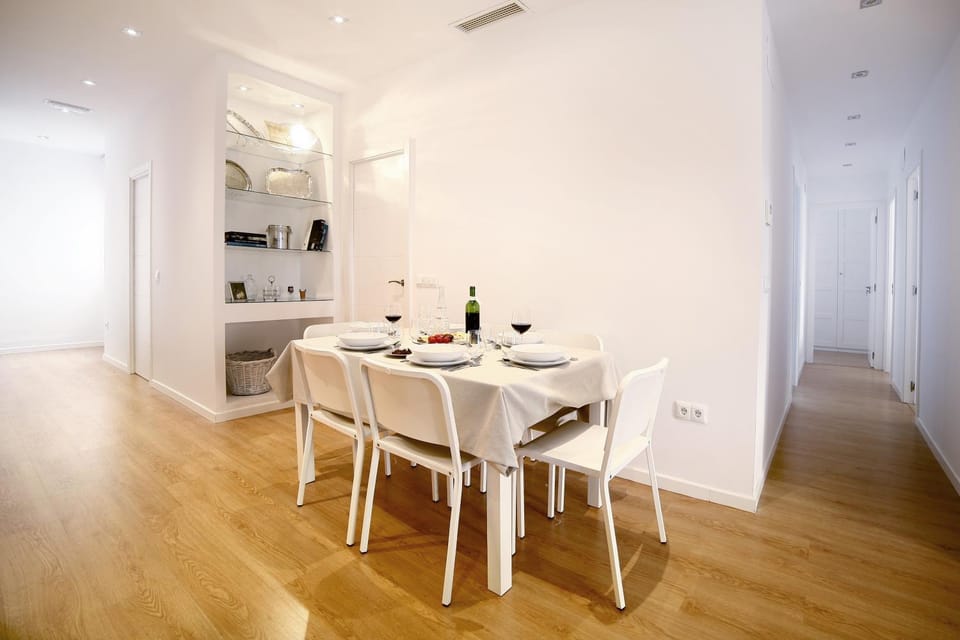 Photo of the whole room, Dining area