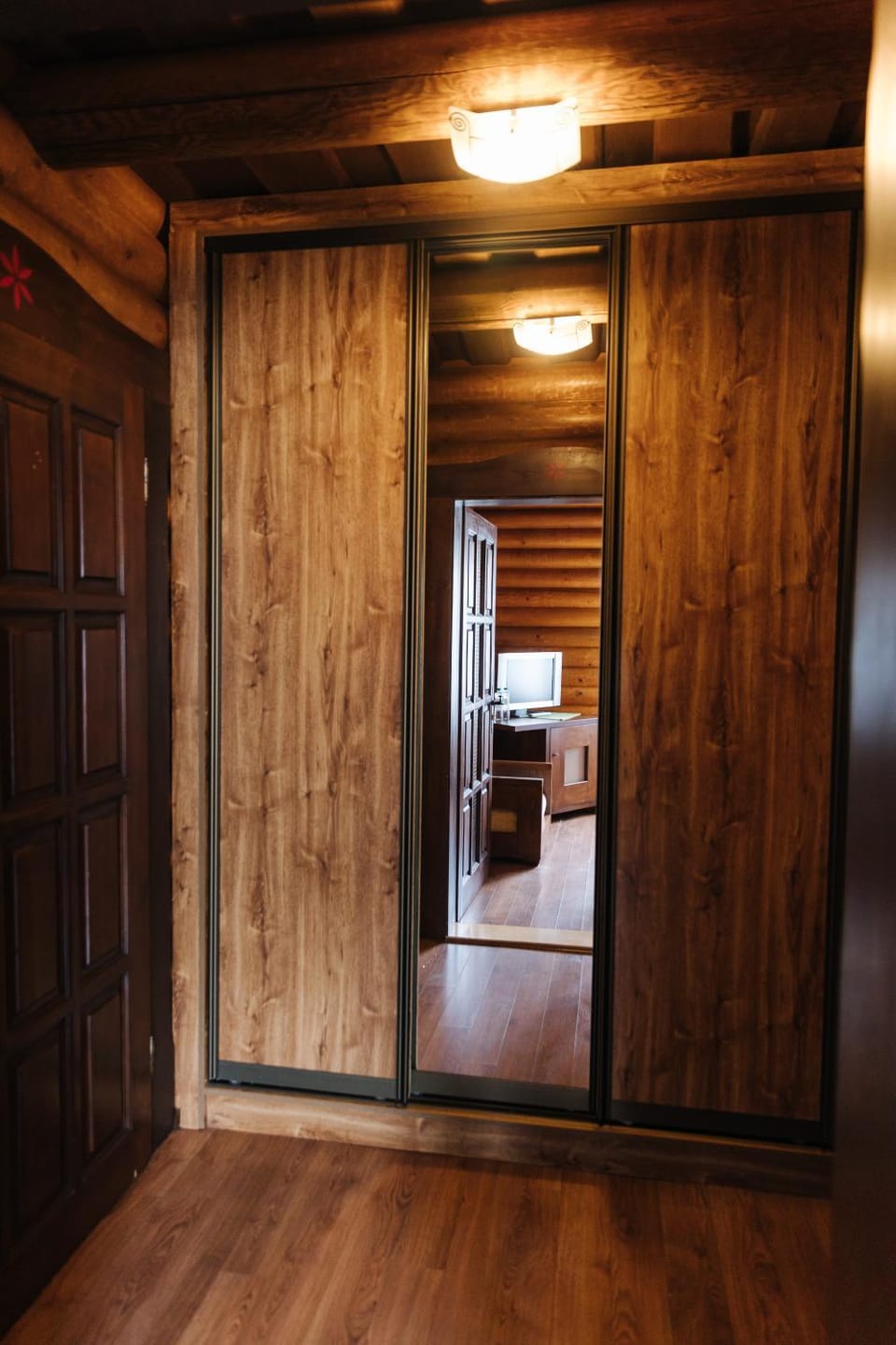Photo of the whole room, wardrobe