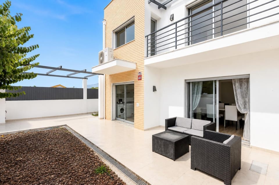 Property building, Patio, Day, Balcony/Terrace, sunbed