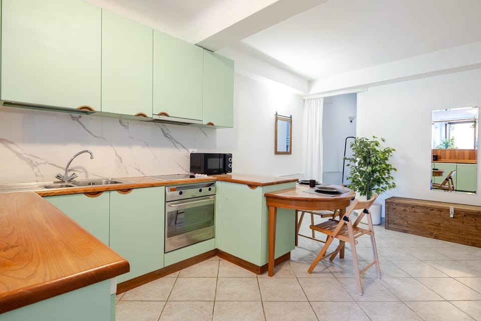 Coffee/tea facilities, Dining area, microwave, oven, kitchen