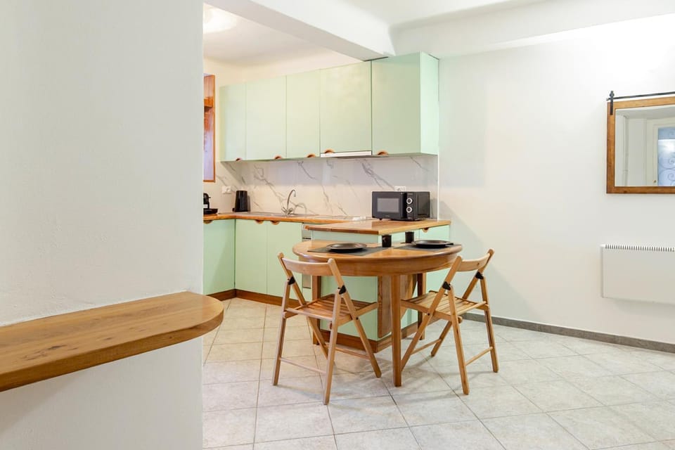 Coffee/tea facilities, Dining area, microwave, kitchen