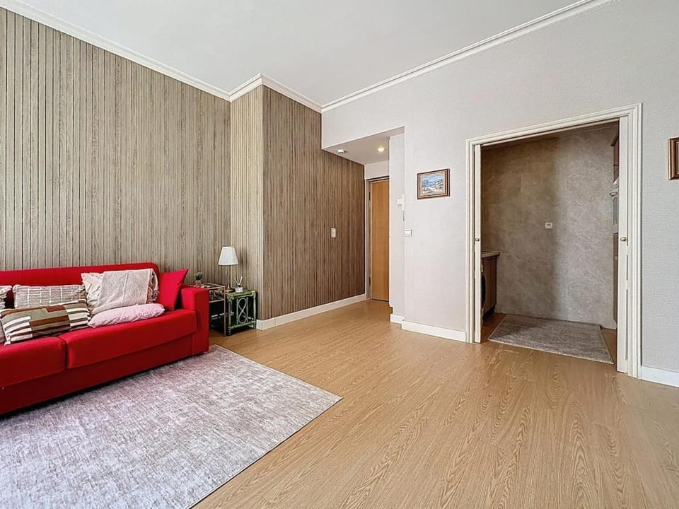Bed, Living room, Photo of the whole room, Seating area, wardrobe