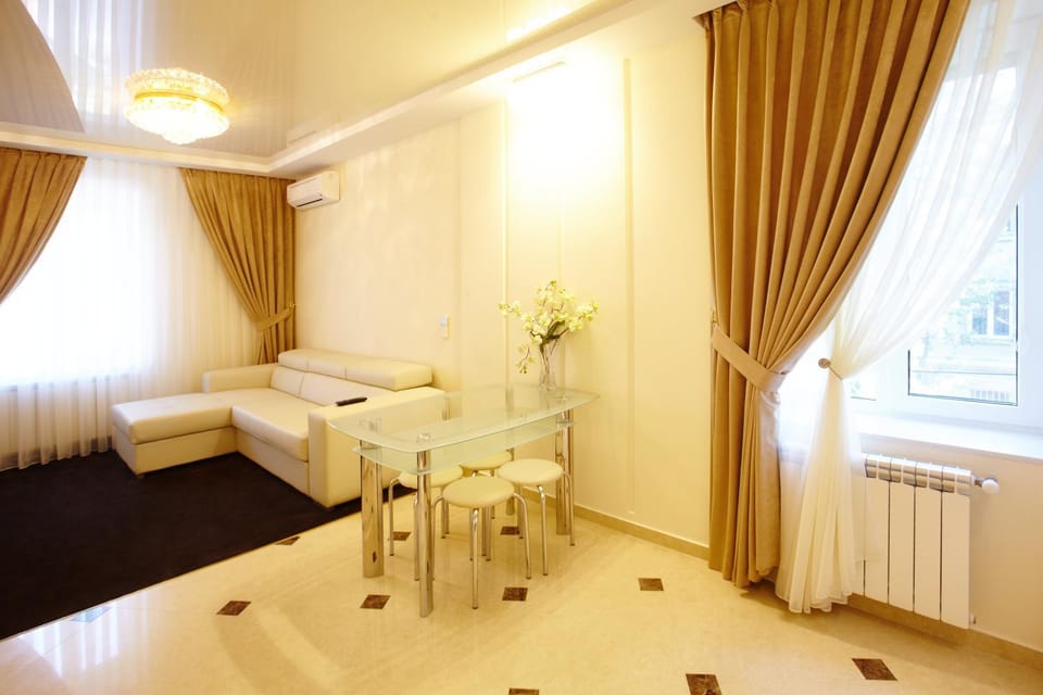 Day, TV and multimedia, Living room, Decorative detail, Seating area