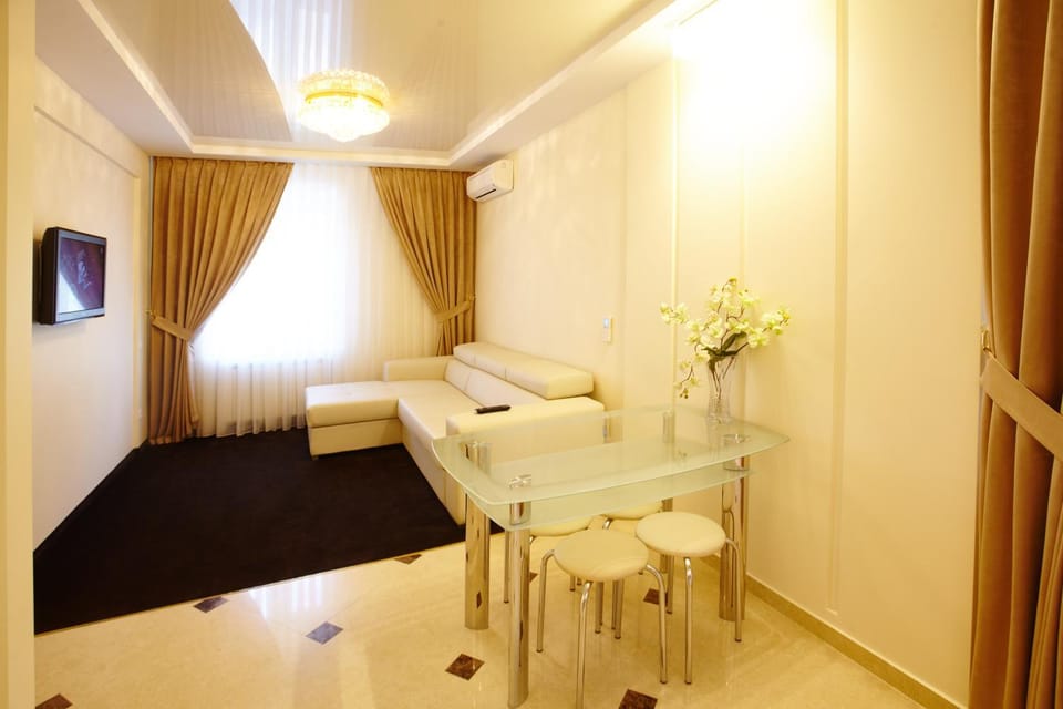 Activities, TV and multimedia, Living room, Seating area, Dining area