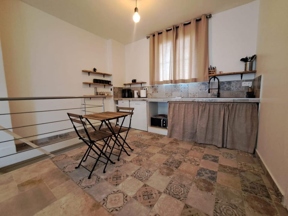 Coffee/tea facilities, microwave, stove, kitchen