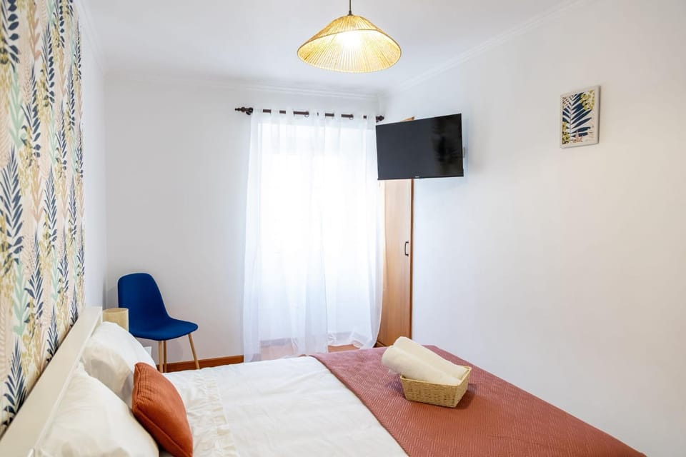 Bed, TV and multimedia, Photo of the whole room, Bedroom