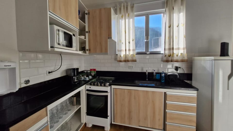 Kitchen or kitchenette, minibar, oven, stove, toaster