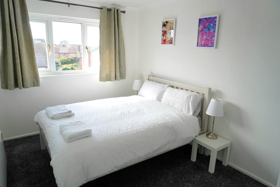 Cozy 2BR Flat,Travellers,Contractors Welcome,Free Parking Apartment in Croydon