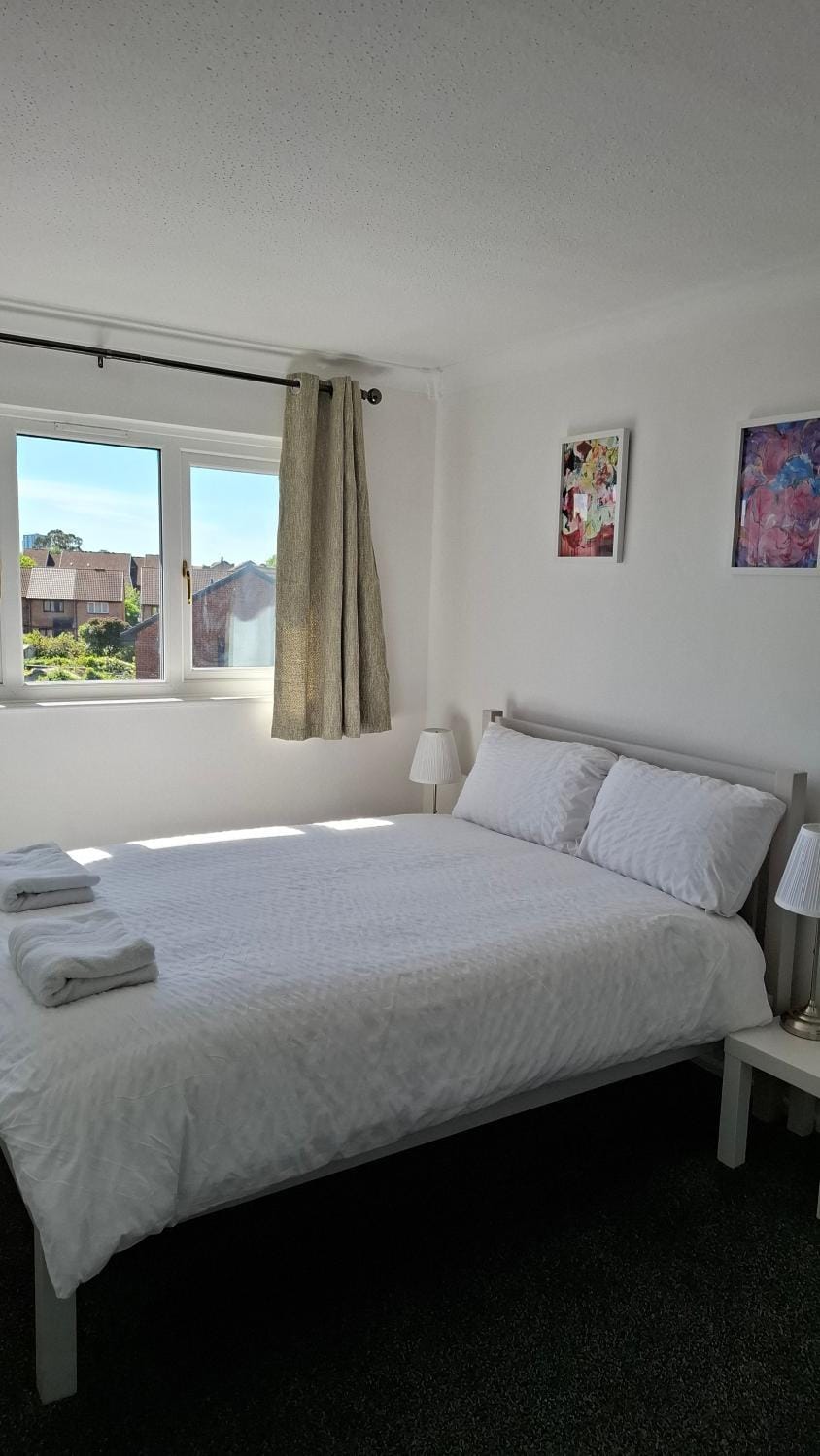 Cozy 2BR Flat,Travellers,Contractors Welcome,Free Parking Apartment in Croydon