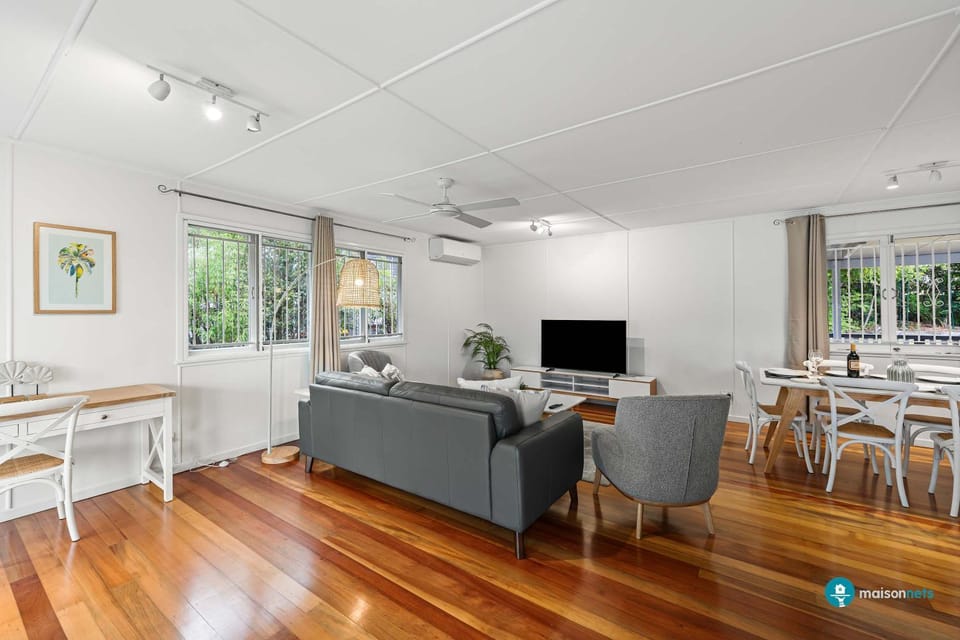 TV and multimedia, Living room, Dining area, air conditioner