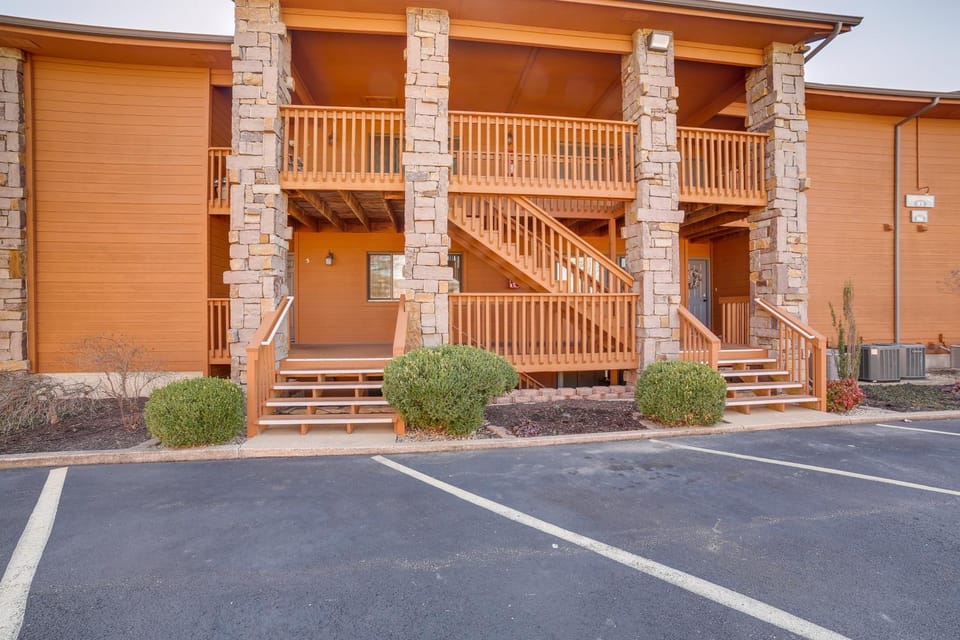 Golfer’s Oasis w/ Pools! 3 Mi to Table Rock Lake House in Branson