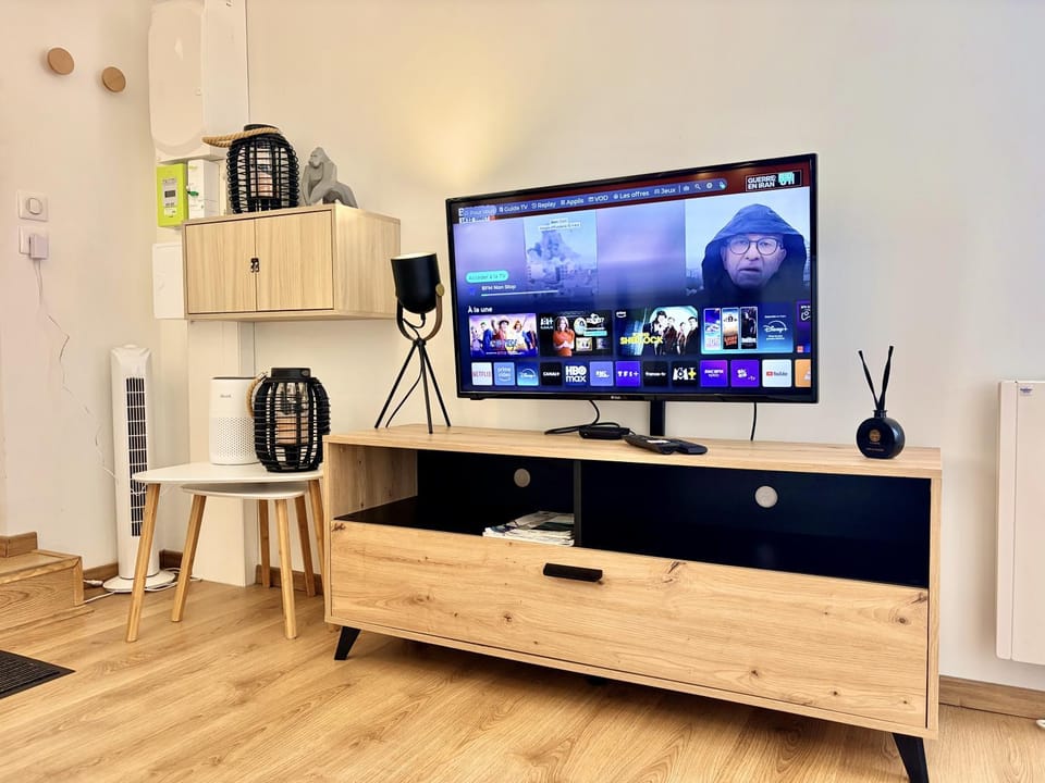 Communal lounge/ TV room, TV and multimedia