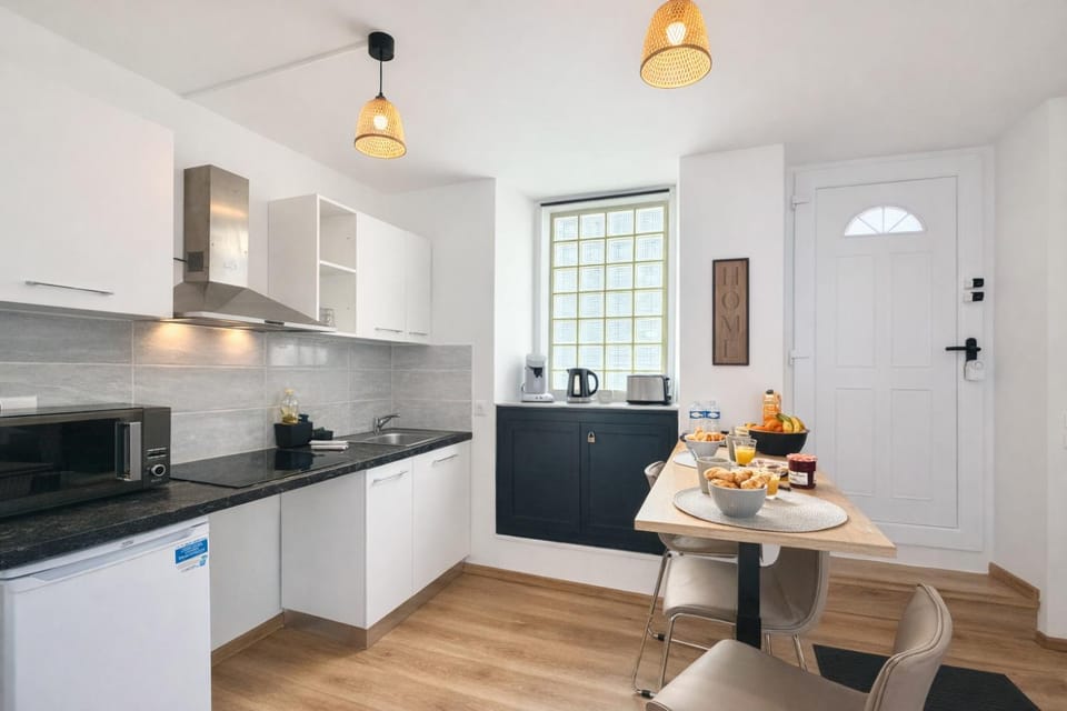 Kitchen or kitchenette, Dining area, stove