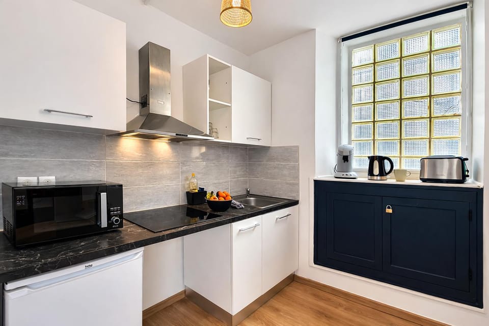 Coffee/tea facilities, Kitchen or kitchenette, stove, toaster