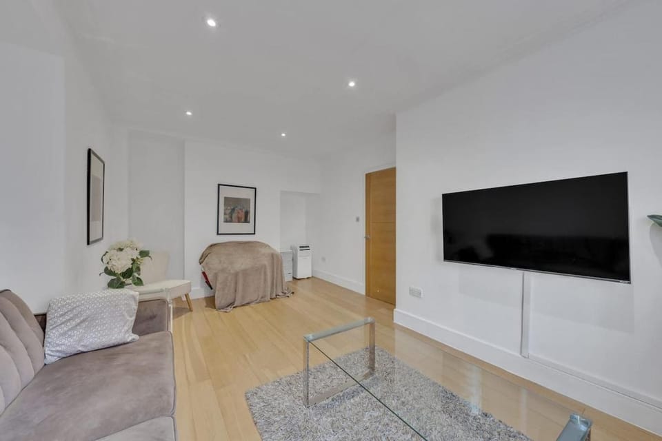 Luxurious One Bedroom and Two Bathrooms Apartment in City of Westminster