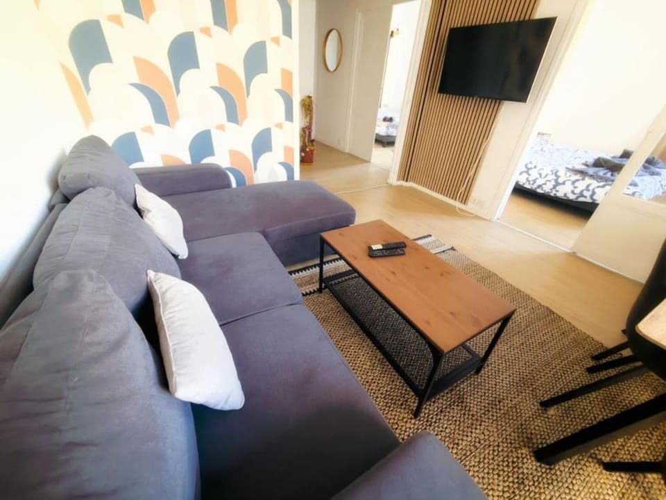 Bright and Comfortable Apartment for 6 Near Paris Apartment in Montrouge