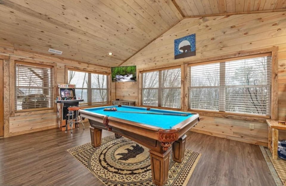 Lux Cabin Smoky Mtn View, Dog Friendly, Hot Tub! Cabin in Pittman Center