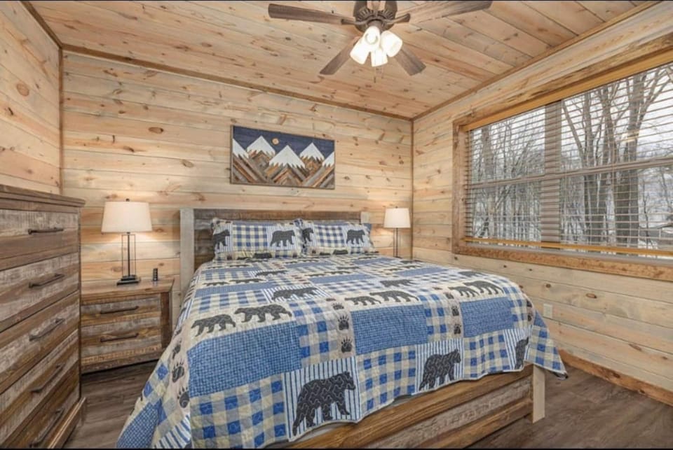 Lux Cabin Smoky Mtn View, Dog Friendly, Hot Tub! Cabin in Pittman Center