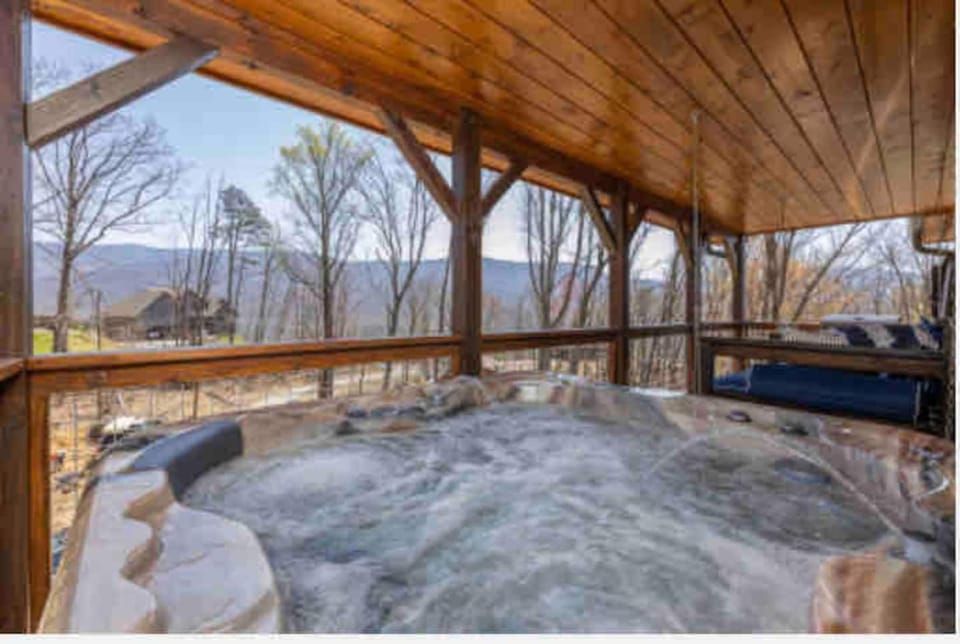 Lux Cabin Smoky Mtn View, Dog Friendly, Hot Tub! Cabin in Pittman Center